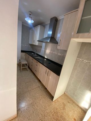 Muebles de cocina beige y plateados