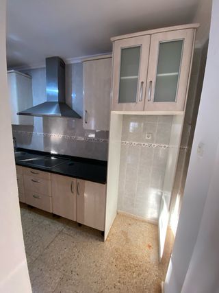 Muebles de cocina beige y plateados