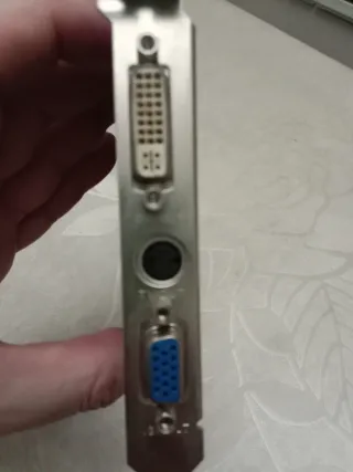 Scheda Grafica ATI 9600LE AGP8X 256MB DVI TV-OUT