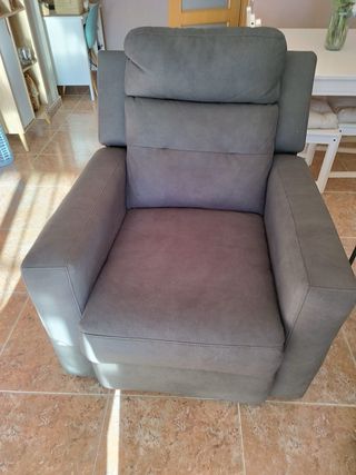 Sofá 3 plazas y butaca tela gris Costó 1000€