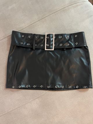 Falda corta efecto piel con tachuelas