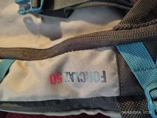 Mochila de senderismo gris y turquesa