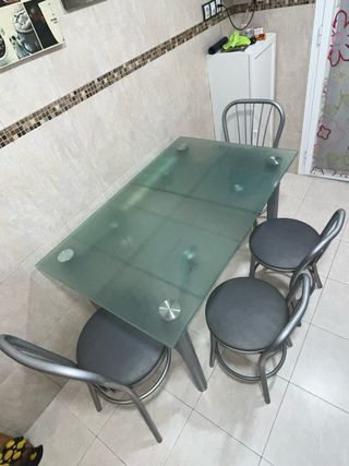 Tavolo da cucina in vetro e 4 sedie in metallo
