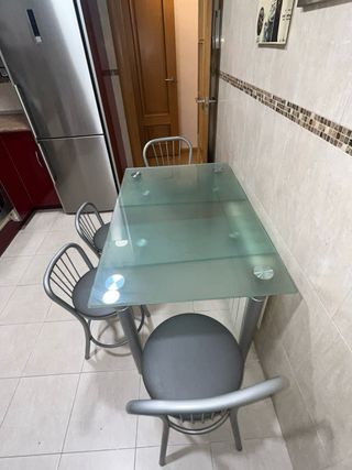 Tavolo da cucina in vetro e 4 sedie in metallo