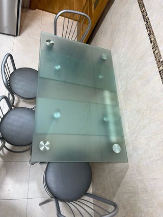 Tavolo da cucina in vetro e 4 sedie in metallo
