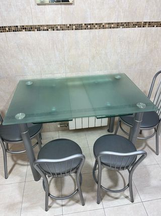 Tavolo da cucina in vetro e 4 sedie in metallo