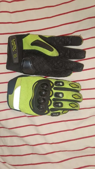 Guantes de moto verdes con protecciones