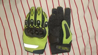 Guantes de moto verdes con protecciones