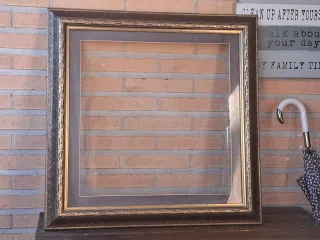 Cornice in legno e vetro dorato