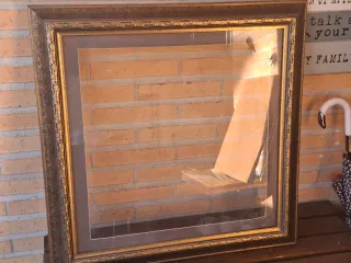 Cornice in legno e vetro dorato