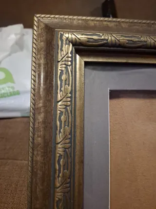 Cornice in legno e vetro dorato