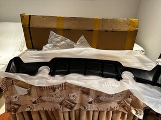 Difusor trasero negro brillante. Sin usar