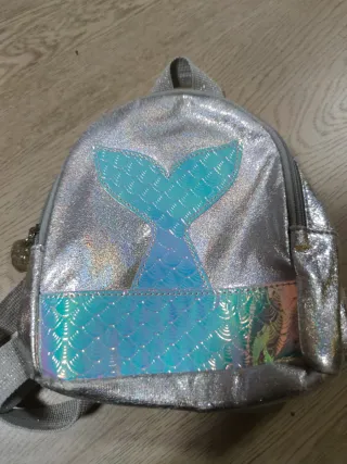 Mochila infantil plateada con cola de sirena