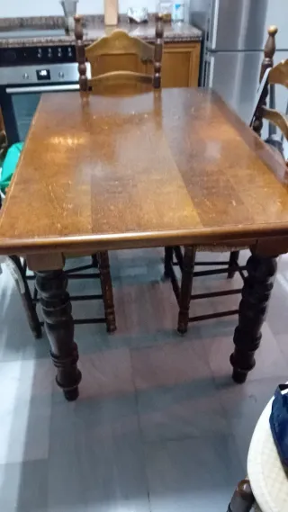 Mesa de cocina con 4 sillas y taburete