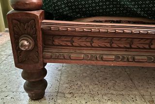 Dormitorio antiguo de madera tallada