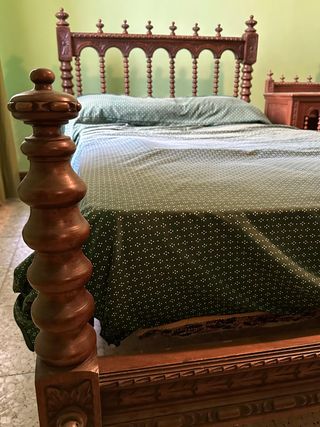 Dormitorio antiguo de madera tallada