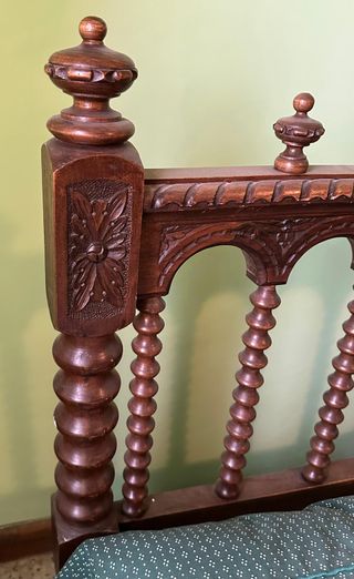 Dormitorio antiguo de madera tallada