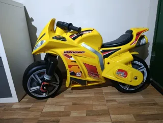 Moto infantil amarilla