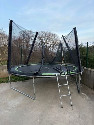 Cama elástica con red de seguridad