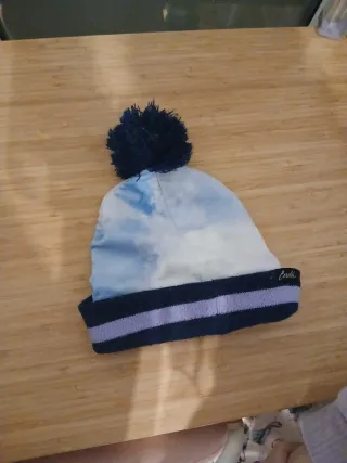 Gorro Frozen Azul y Blanco con Pompón