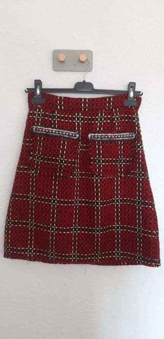 Falda de tejido tweed. Nueva sin estrenar. De cint