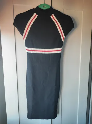 Vestido negro con rayas