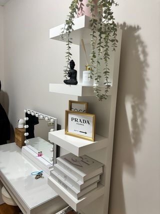 Estantería blanca de madera