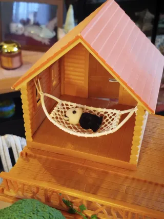 Casa del Árbol Sylvanian Families con Figuras