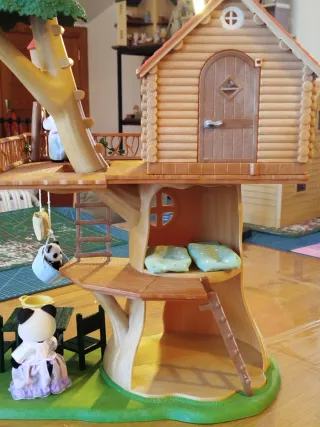 Casa del Árbol Sylvanian Families con Figuras