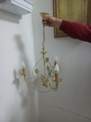 Lámpara colgante beige con hojas