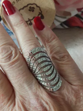 Anillo Acero plateado con diseño curvo