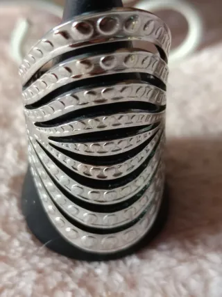 Anillo Acero plateado con diseño curvo