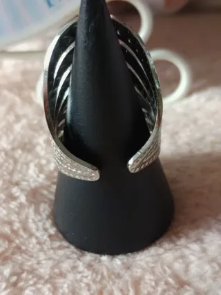 Anillo Acero plateado con diseño curvo