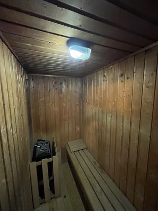 Sauna de madera con termómetro