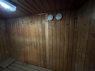 Sauna de madera con termómetro