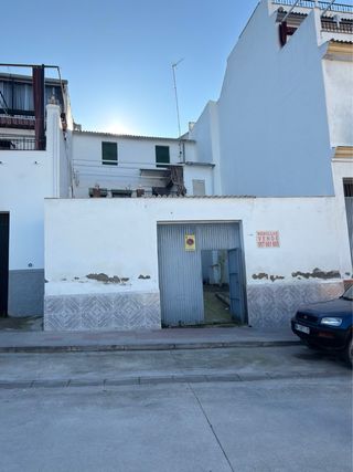 Se vende casa amplia con patio y salida a 2 calles