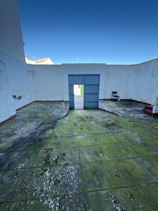 Se vende casa amplia con patio y salida a 2 calles