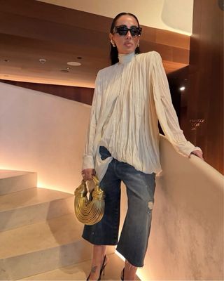 Blusa drapeada hombrera colección T/XS. Zara