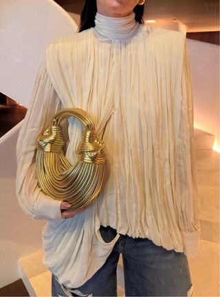 Blusa drapeada hombrera colección T/XS. Zara