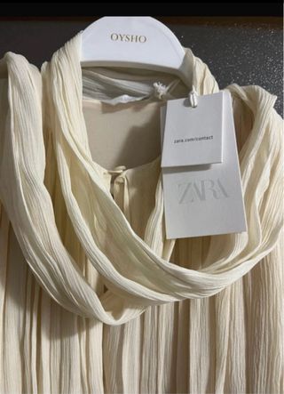 Blusa drapeada hombrera colección T/XS. Zara