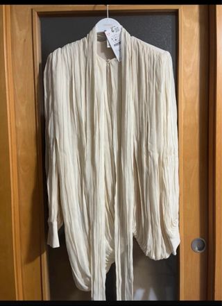 Blusa drapeada hombrera colección T/XS. Zara