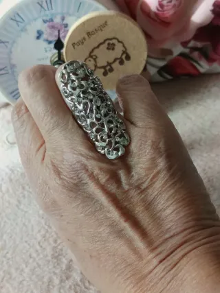 Anillo plateado con diseño calado