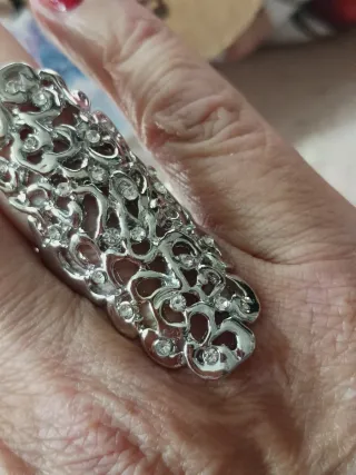 Anillo plateado con diseño calado
