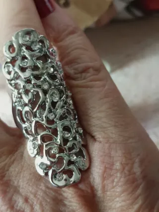 Anillo plateado con diseño calado