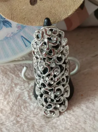 Anillo plateado con diseño calado