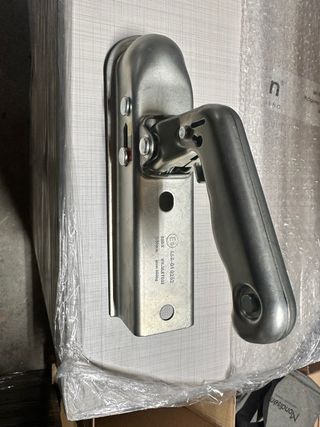 Acoplador de remolque metálico