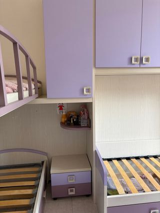 Letto a castello e scrivania con libreria