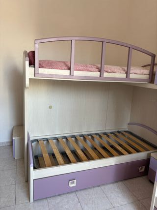 Letto a castello e scrivania con libreria