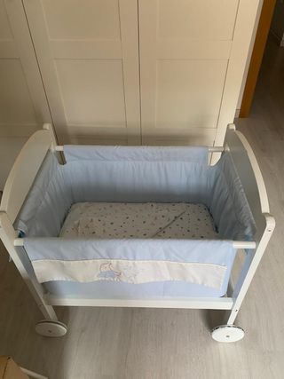 Cuna de bebé azul con ruedas
