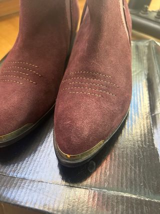 Botines de ante burdeos con detalles dorados